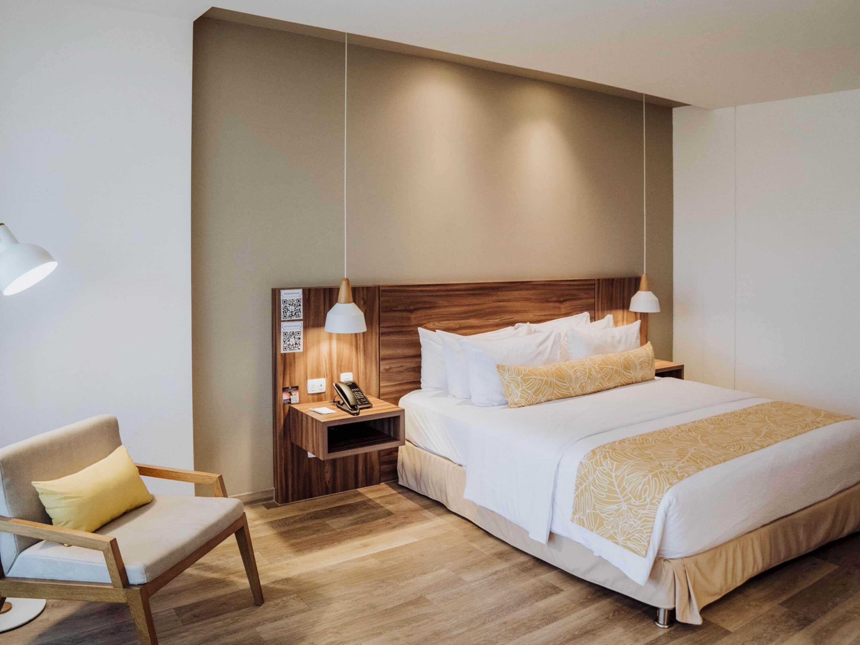 Executive Room, 1 Queen Bed | Minibar, in-room safe, desk, laptop workspace