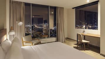 Minibar, coffres-forts dans les chambres, bureau