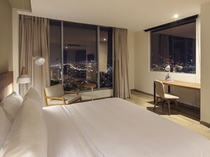 Minibar, caja de seguridad en la habitación y escritorio