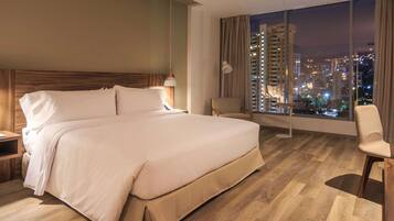 Minibar, caja de seguridad en la habitación y escritorio