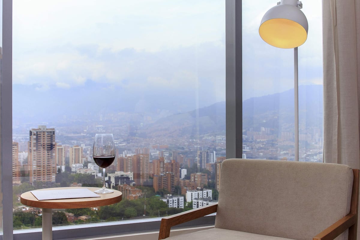 1 quarto, frigobar, cofres nos quartos, escrivaninha