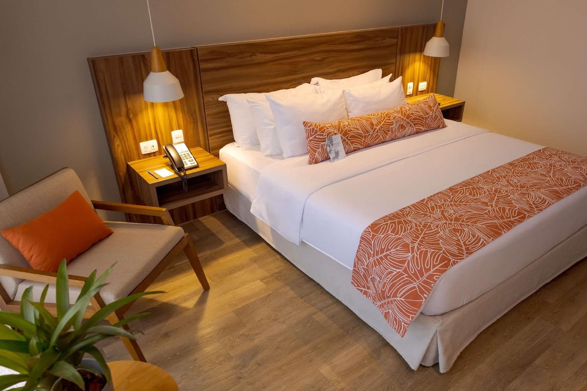 Chambre exécutive, 1 très grand lit | Literie hypoallergénique, minibar, coffre-fort, bureau