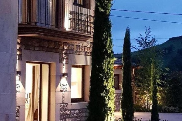 Vista frontal de la propiedad por la tarde o noche