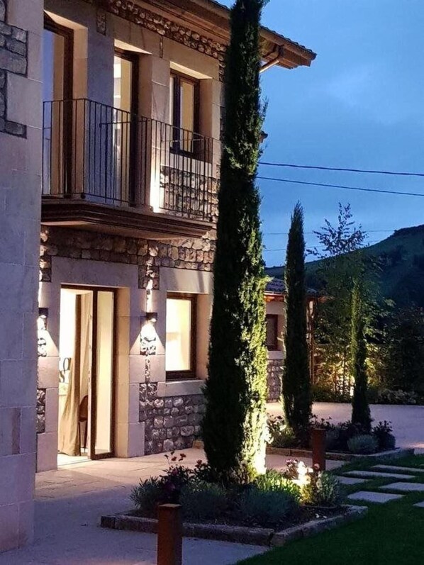 Front of property – evening/night - La Fuentona De Santillana (Santillana del Mar)