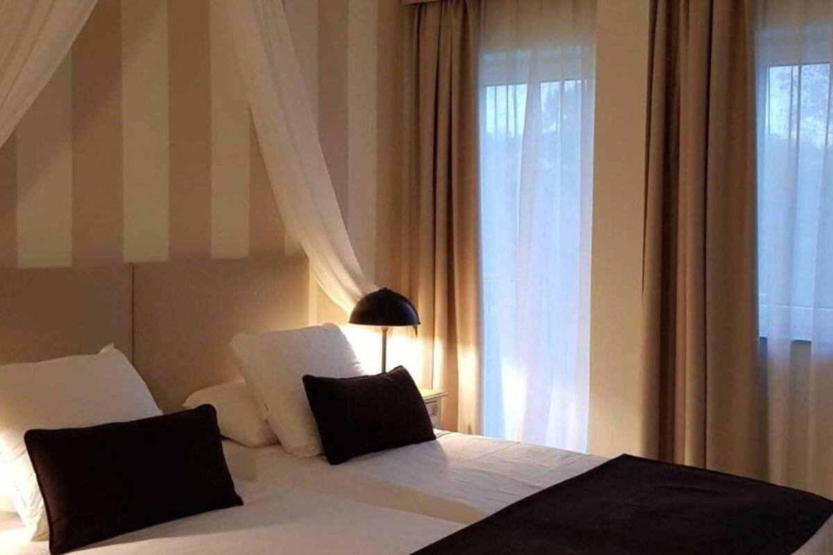 minibar, desk, iron/ironing board, cots/infant beds