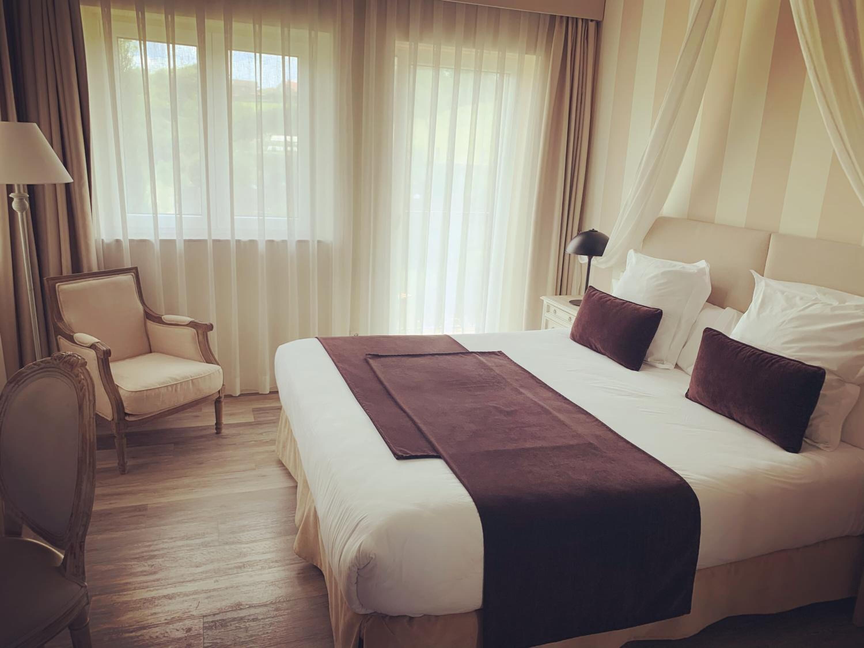 ミニバー、デスク、アイロン / アイロン台、ベビーベッド