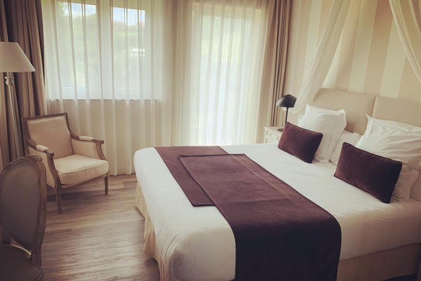 Minibar, meja kerja, dan setrika/meja setrika