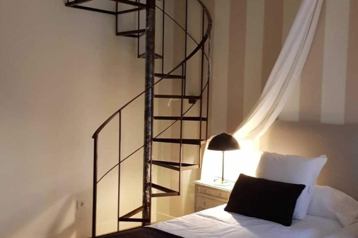 minibar, desk, iron/ironing board, cots/infant beds