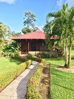 Ropa de cama hipoalergénica y caja de seguridad en la habitación 