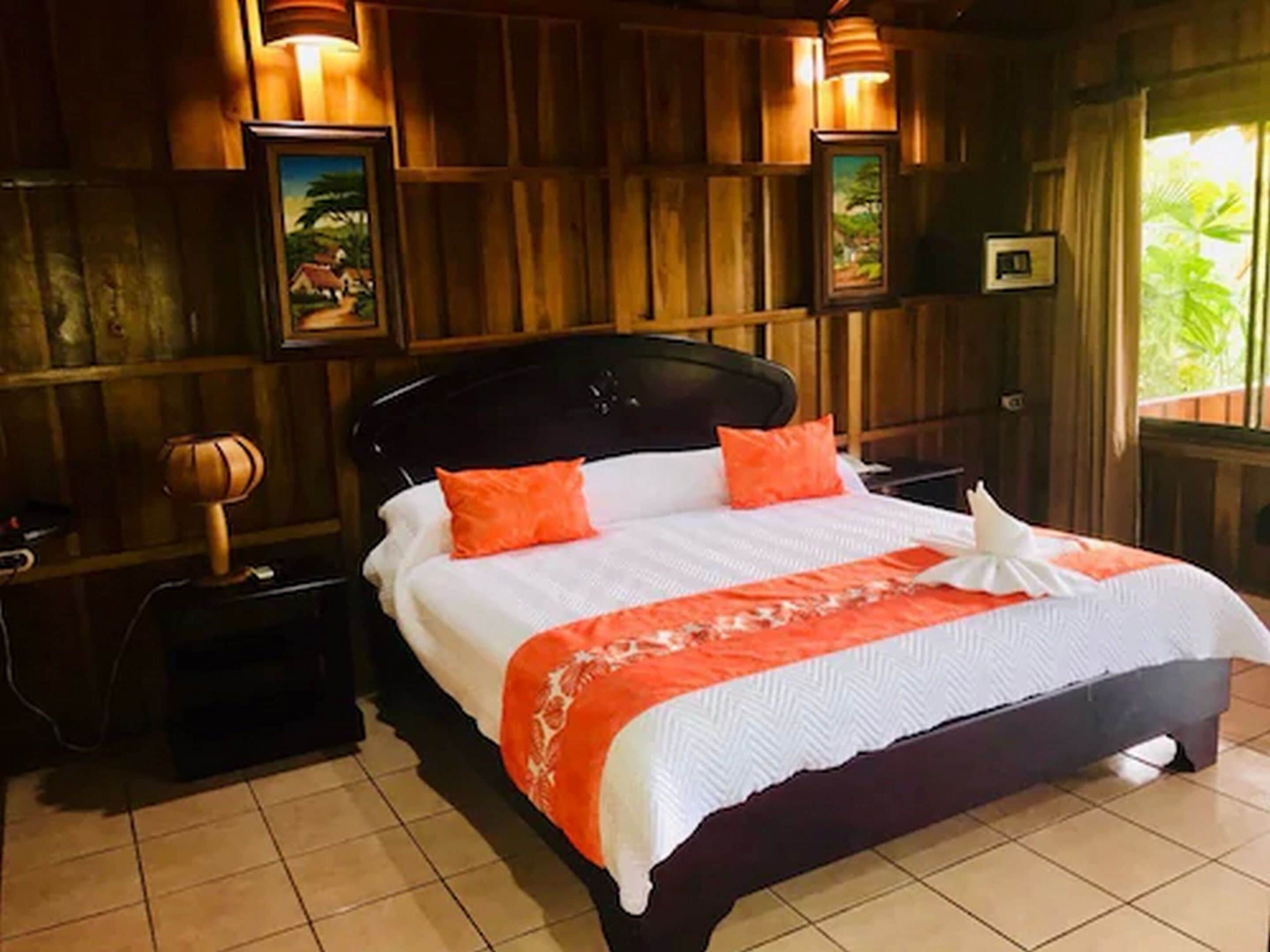 deluxe cabin, non smoking | hypo-allergenic bedding, in-room safe, desk, laptop workspace