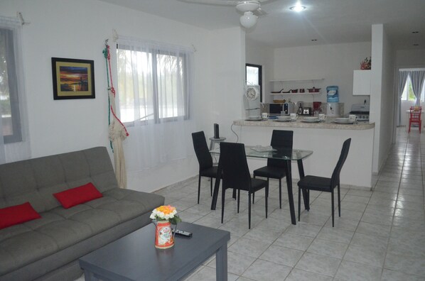 Réfrigérateur, micro-ondes, cafetière/bouilloire