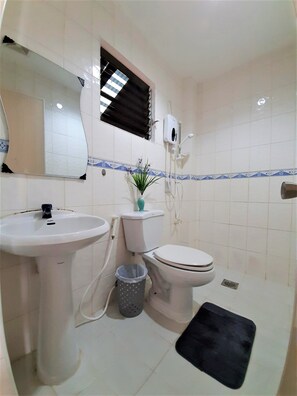 Deluxe Double Room | Bathroom | Shower, bidet, towels, soap