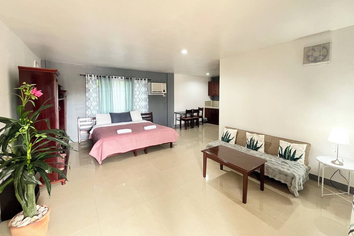 Family Suite | 1 bedroom, free WiFi, bed sheets