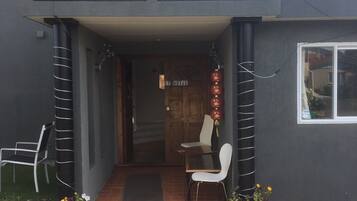 Pintu masuk properti