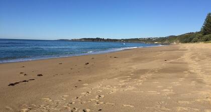 Alojamiento de estilo de playa que es acogedor y relajante. Junto a la playa
