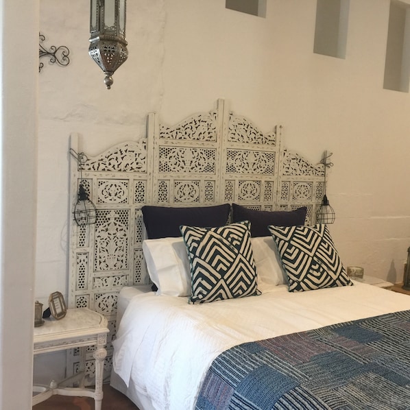 Iron/ironing board, free WiFi, bed sheets