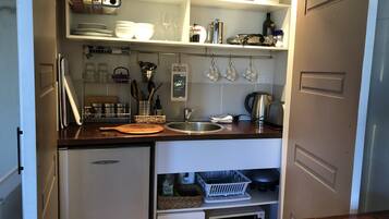 Kühlschrank, Mikrowelle, Wasserkocher mit Kaffee-/Teezubehör