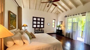 4 chambres, coffre-fort, bureau, fer et planche à repasser