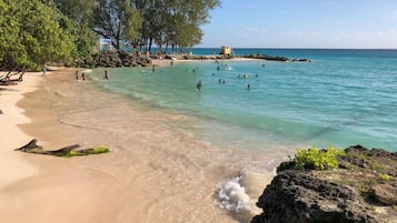 Playa en los alrededores, camastros y toallas de playa 