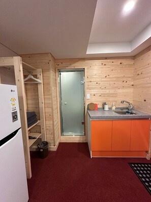 Kamar Keluarga | Meja kerja, tirai kedap cahaya, kedap suara, dan setrika/meja setrika