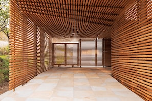 Pintu masuk properti