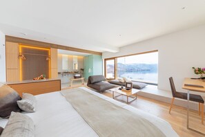 双人房, 1 张特大床, 湖景 | 高档床上用品、羽绒被、加厚床垫、客房内保险箱