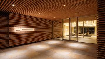 Bagian depan properti - sore/malam