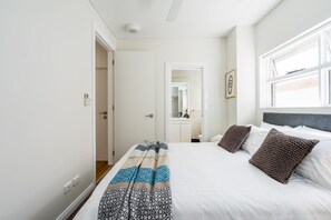 3 bedrooms, iron/ironing board, WiFi, bed sheets - Stylish modern apartment in Bondi Beach (Bondi Beach)