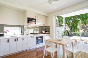 Fridge, microwave, oven, stovetop - Stylish modern apartment in Bondi Beach (Bondi Beach)