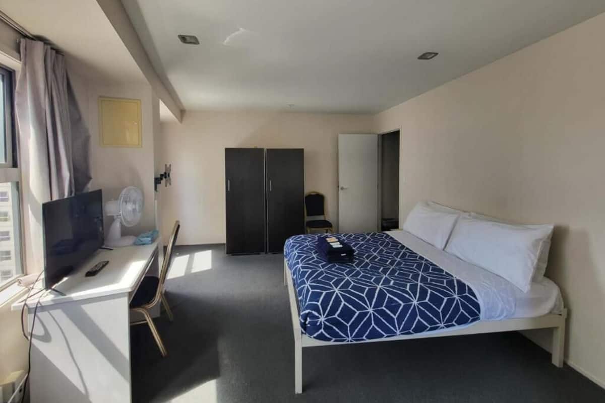 Studio Apartment with One Double Bed | Desk, WiFi (surcharge), bed sheets
