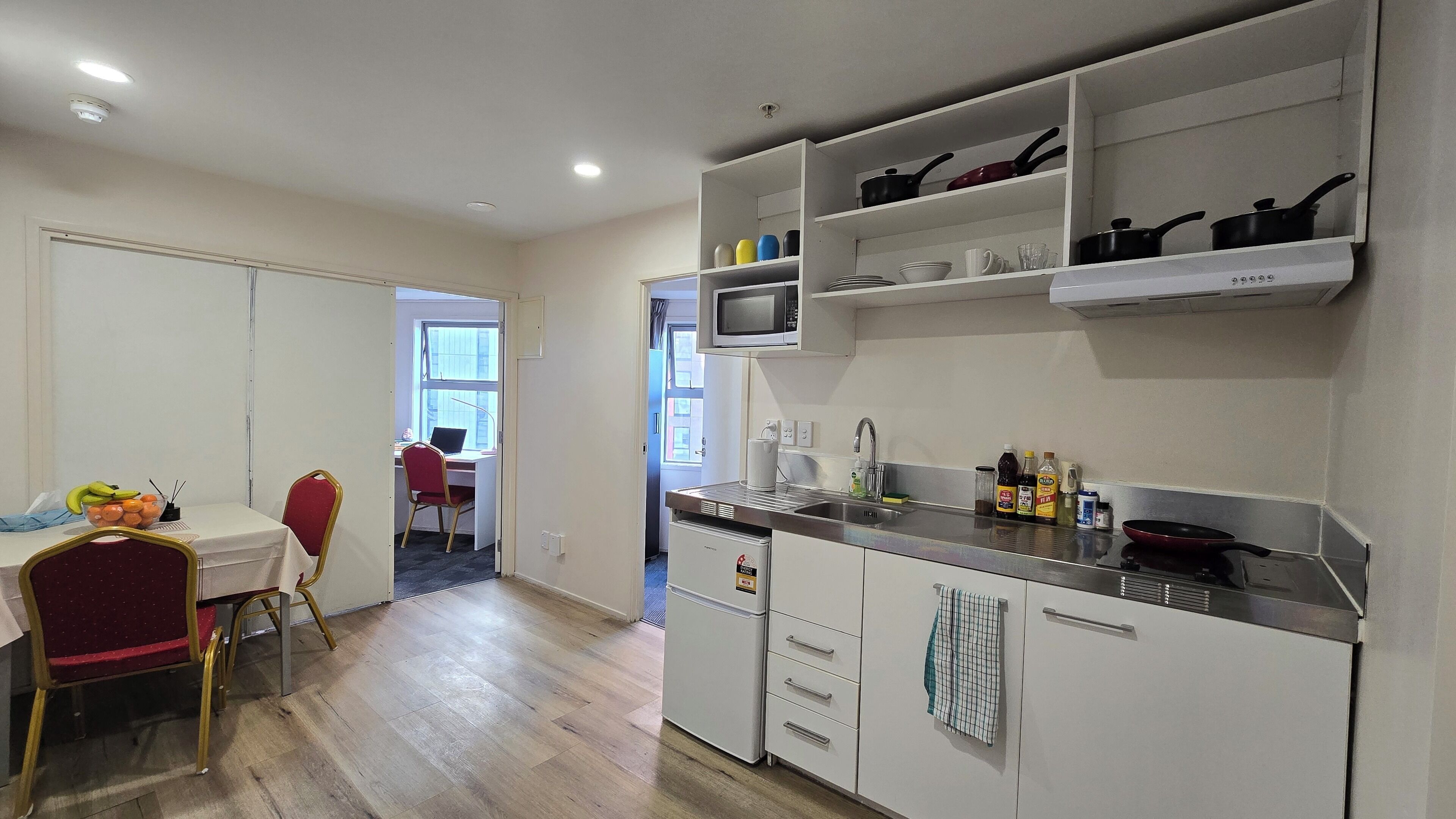 Jääkaappi, mikroaaltouuni, liesi, keittoastiat/astiat/ruokailuvälineet