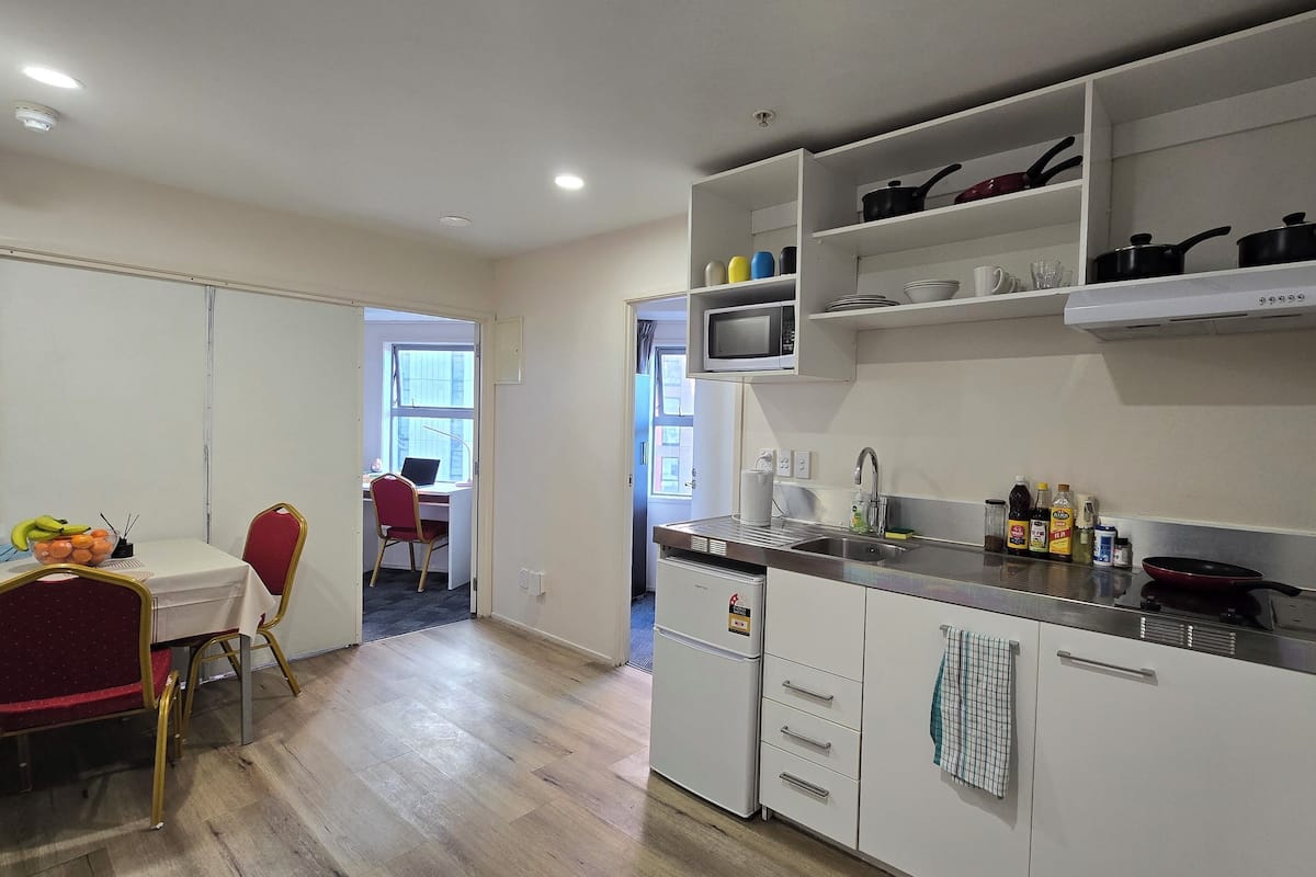 Refrigerador, microondas, parrilla de estufa y utensilios de cocina