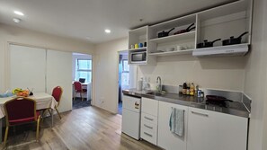 Jääkaappi, mikroaaltouuni, liesi, keittoastiat/astiat/ruokailuvälineet