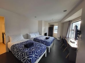 Studio Apartment with Two Single Beds | Desk, WiFi, bed sheets - Empire Apartments (Auckland)