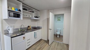Refrigerador, microondas, placa de cocina, utensilios de cocina