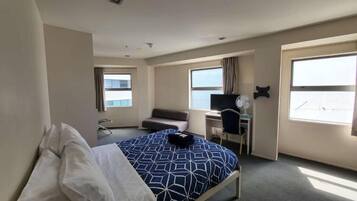 Studio Apartment with One Double Bed | Desk, WiFi, bed sheets