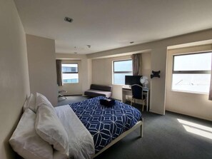Studio Apartment with One Double Bed | Desk, WiFi, bed sheets - Empire Apartments (Auckland)