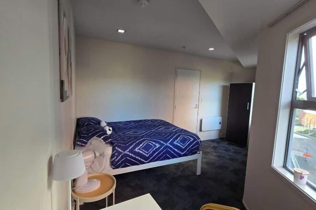 Desk, WiFi (surcharge), bed sheets