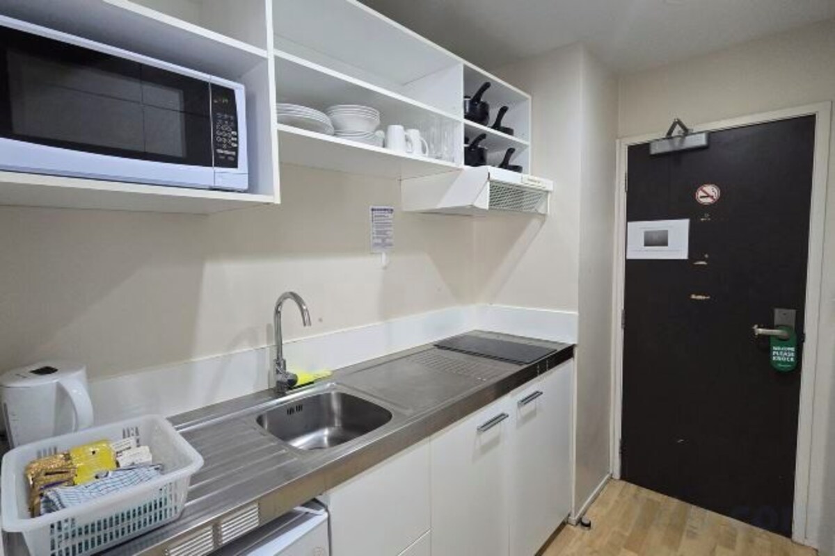 Dapur pribadi | Lemari es, microwave, kompor, dan peralatan masak/sendok-piring