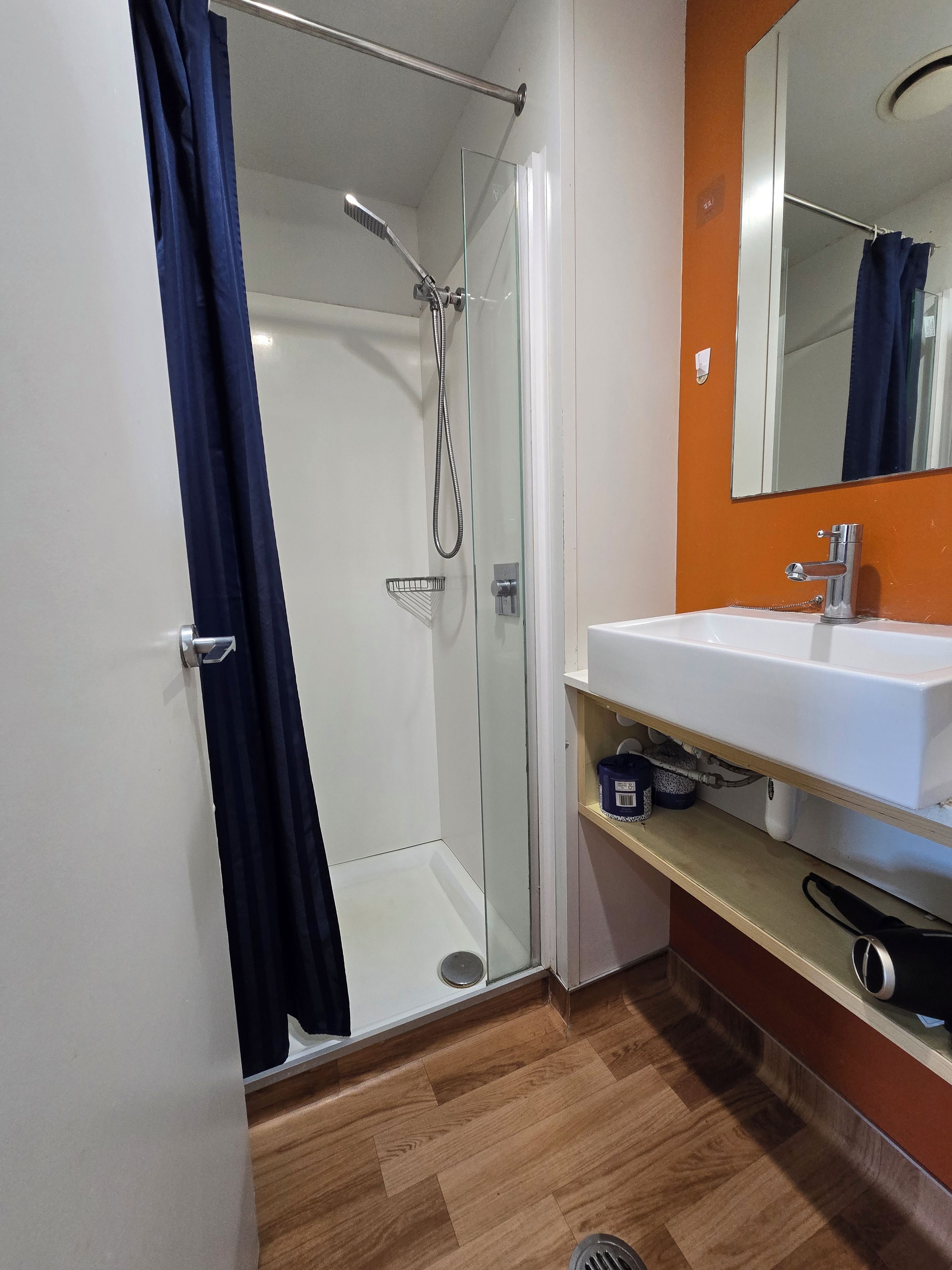 Appartement, 2 slaapkamers | Badkamer | Een douche, gratis toiletartikelen, handdoeken