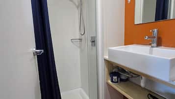 Appartement, 2 slaapkamers | Badkamer | Een douche, gratis toiletartikelen, handdoeken