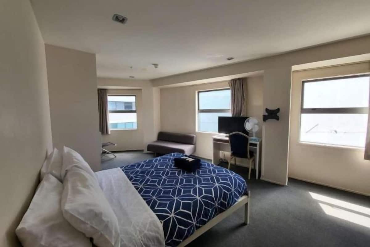 Desk, WiFi (surcharge), bed sheets