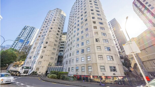Un edificio de gran altura con varios pisos y un diseño arquitectónico moderno.