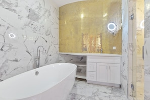 Baignoire, sèche-cheveux, serviettes fournies, savon