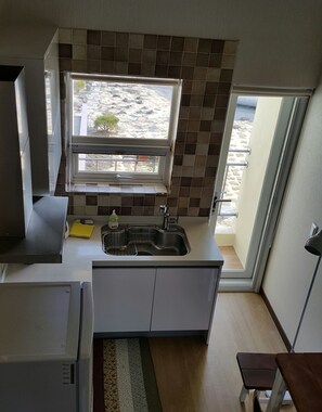 Family Duplex (A, N) | Private kitchenette | Fridge, microwave, stovetop, electric kettle - Beanfield House (Seogwipo)