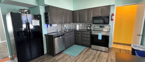 Refrigerador, microondas, horno y parrilla de estufa