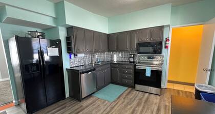 3 Bed, 1 Bath 9 Blocks from Alliant Energy PowerHouse and Downtown