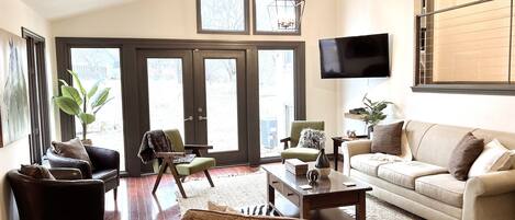 Smart-tv, eldstad, tv-spel och Netflix