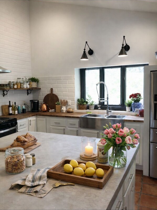 Réfrigérateur, four à micro-ondes, un four, surface de cuisson