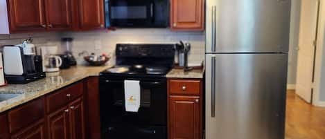 Réfrigérateur, four à micro-ondes, un four, surface de cuisson